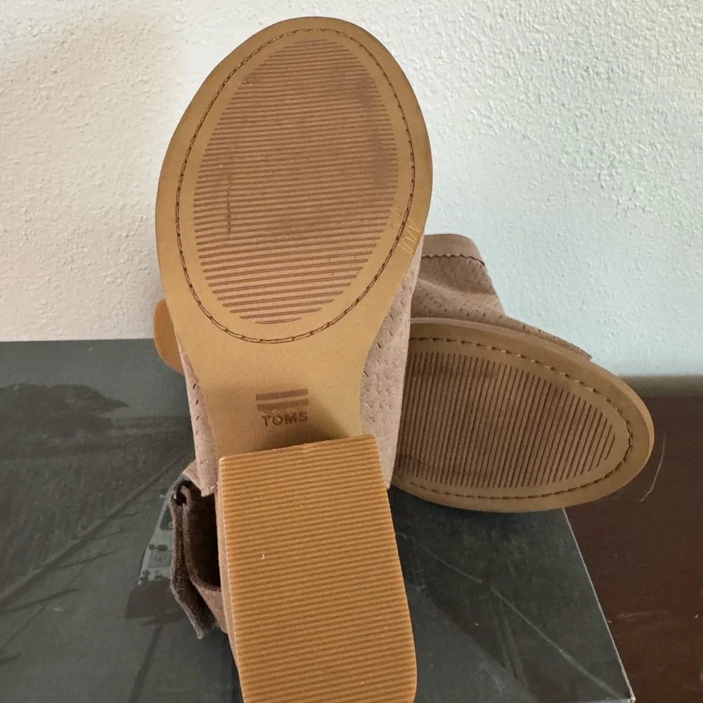 Toms Grenada Women's Taupe/Gray Sandals Suede/Perforated. 10 - Picture 5 of 8